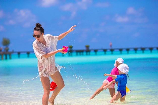 Młoda Mama I Małe Dziewczynki Zabawy Podczas Letnich Wakacji Na Plaży