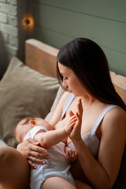 Zdjęcie młoda mama spędza czas z dzieckiem