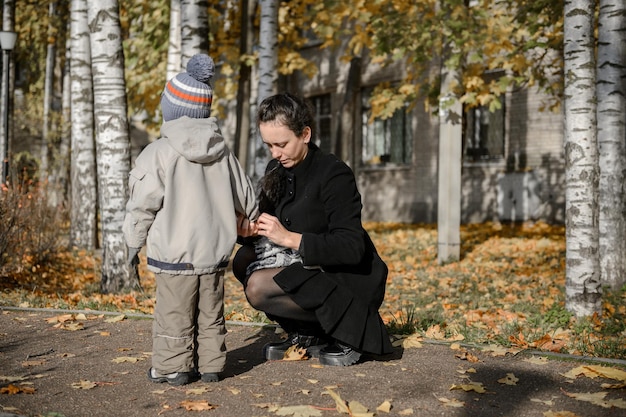 Młoda mama z synkiem na spacerze