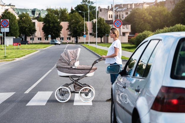 Młoda Mama Z Wózkiem Spaceruje Po Przejściu Dla Pieszych