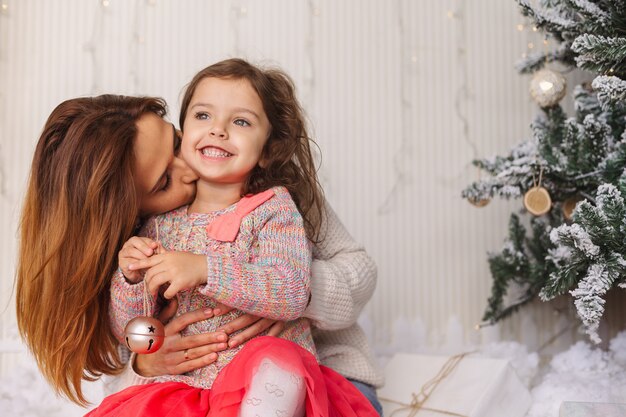 Młoda mama zabawy z córką w Wigilię Bożego Narodzenia