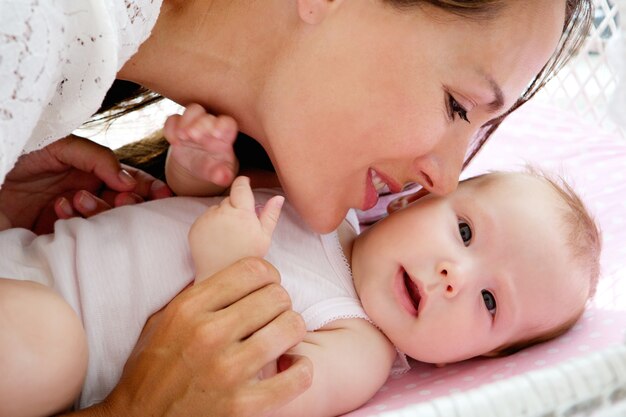 Młoda Matka Cuddling Z Cute Baby