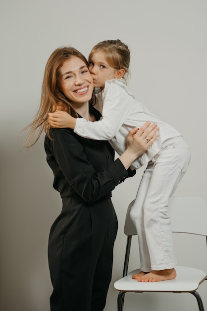 Młoda matka i jej córka na wysokim krześle