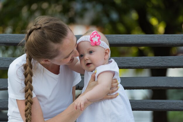 Młoda matka przytulanie cute dziewczynka. Radości macierzyństwa