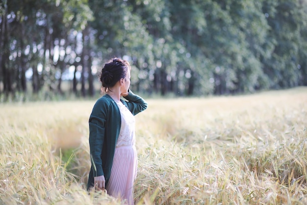 Młoda matka z córką na spacerze po polach pszenicy