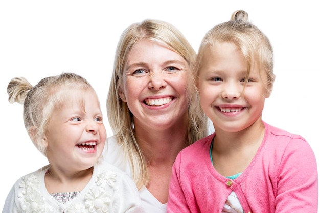 Zdjęcie młoda matka z dwiema małymi córkami przytula się i śmieje miłość i czułość pojedynczo na białym tle
