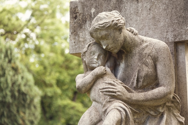 Młoda matka z małym dzieckiem pomnik na grobie na cmentarzu