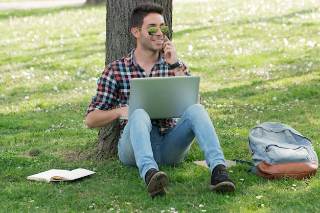 Młoda męskiego ucznia programisty pracy nauka outdoors