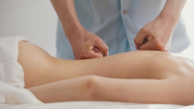 Młoda modelka kobieta odbiera masaż w spa - koncepcja opieki zdrowotnej, zbliżenie