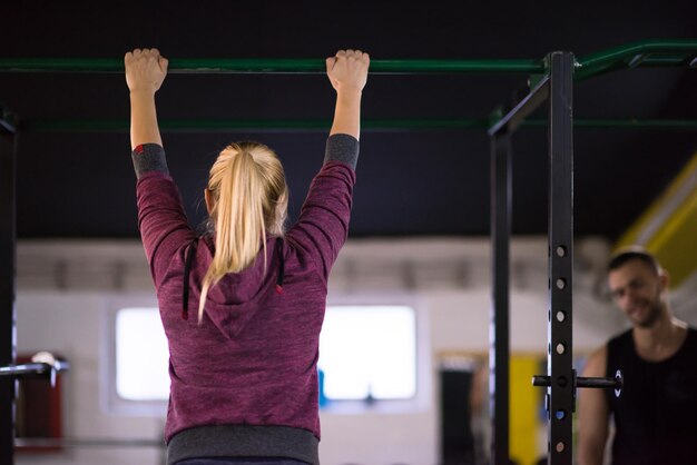 Młoda Muskularna Kobieta Robi Podciąganie Na Drążku W Ramach Treningu Cross Fitness