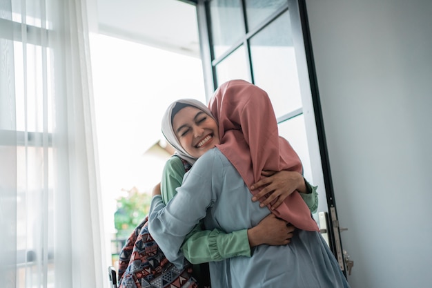 Młoda muzułmanka entuzjastycznie nastawiona do spotkania z matką
