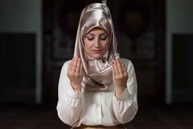 Młoda muzułmanka modli się w meczecie