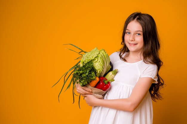młoda nastolatka z torbą warzyw