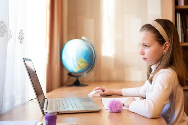 Zdjęcie młoda nauczycielka na odległość prowadząca wideokonferencję z uczniem za pomocą kamery internetowej koncepcja edukacji online i e-learningu domowa kwarantanna nauka na odległość i praca w domu