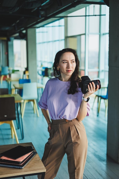 Młoda Niezależna Fotografka Pracuje Na Laptopie W Kawiarni Fotografka Retuszuje Zdjęcia Na Laptopie