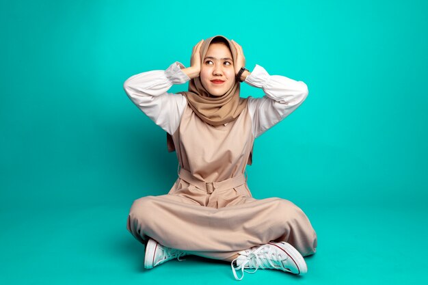 Młoda Nowoczesna Muzułmanka Siedzi I Nosi Modne, Codzienne Ubrania I Używa Hidżabu Scraf