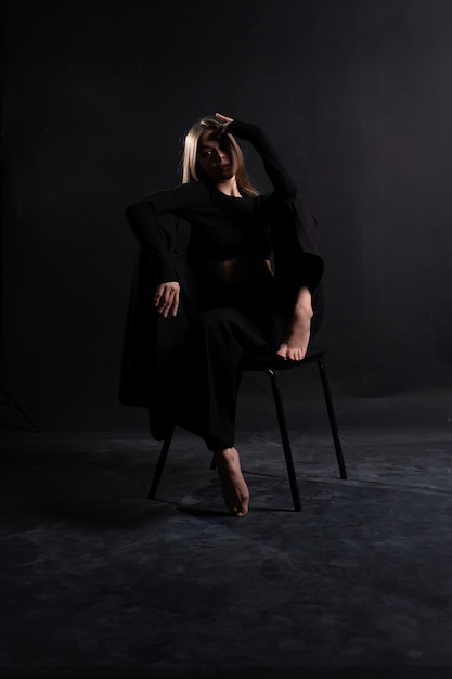 Zdjęcie młoda osoba dorosła atrakcyjna boso stanowią model studio kobieta kobieta piękny styl krzesło