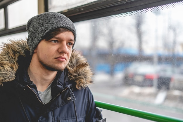 Młoda osoba w depresji w transporcie publicznym b
