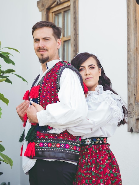 Zdjęcie młoda panna młoda i pan młody noszą rumuńskie tradycyjne ubrania w maramures w rumunii