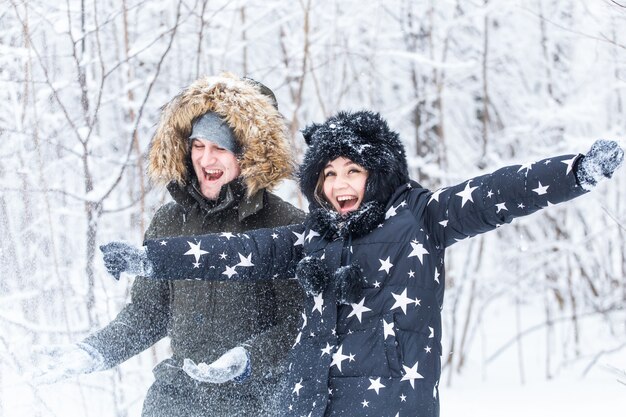 Młoda para bawić się śniegiem w winter park