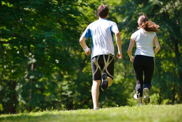 Młoda para biegająca rano w parku. Zdrowie i fitness.