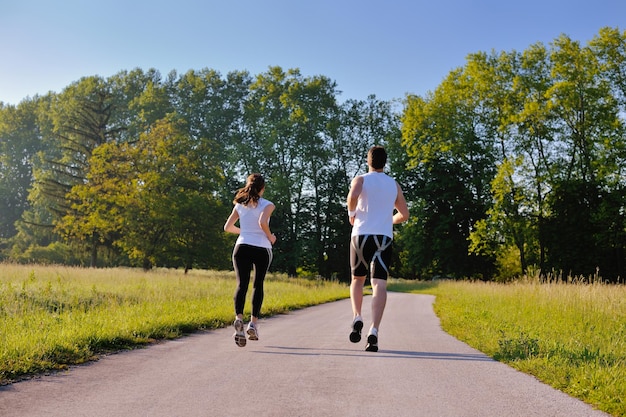 Młoda para biegająca rano w parku. Zdrowie i fitness.