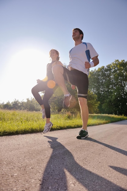 Młoda para biegająca rano w parku. Zdrowie i fitness.