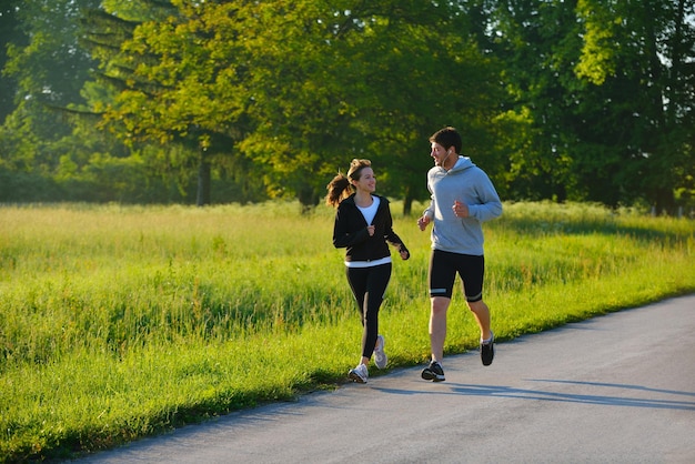 Młoda para biegająca rano w parku. Zdrowie i fitness.
