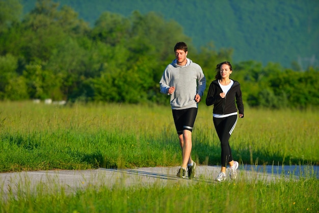 Młoda para biegająca rano w parku. Zdrowie i fitness.