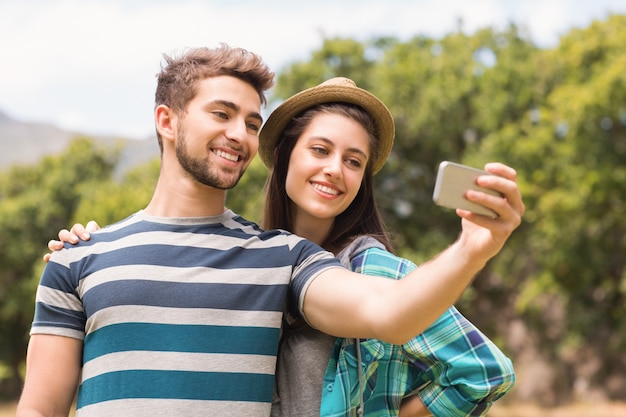 Młoda para biorąc selfie