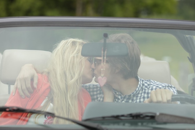 Zdjęcie młoda para całuje się w samochodzie.