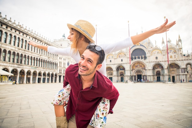 młoda para dobrze się bawi podczas zwiedzania Wenecji - Turyści podróżujący po Włoszech i zwiedzający najważniejsze zabytki Wenecji - Koncepcje dotyczące stylu życia, podróży, turystyki