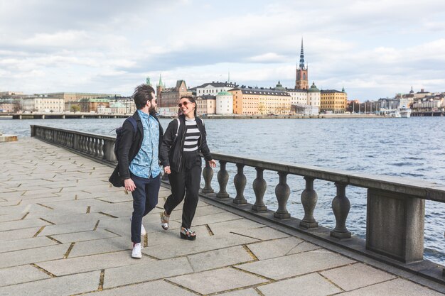 Młoda Para Hipster Działa W Parze W Sztokholmie