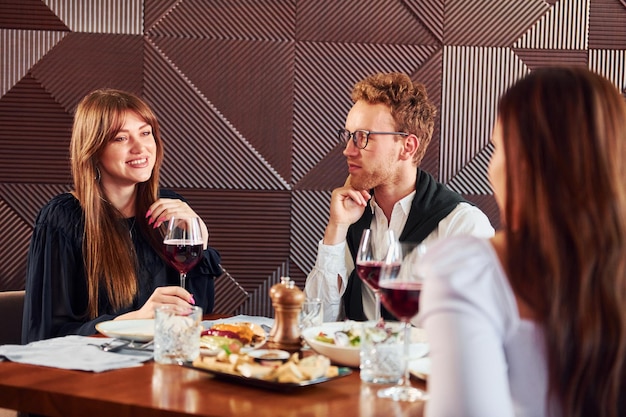 Młoda para i matka Wewnątrz nowej nowoczesnej luksusowej restauracji