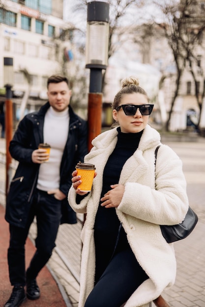 Młoda para idzie ulicą i cieszy się świeżym powietrzem Szczęśliwa para małżeńska Stylowa para mężczyzna i kobieta Selective focus