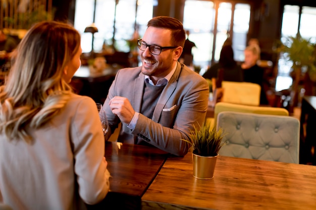 Młoda para jedząca obiad w restauracji.