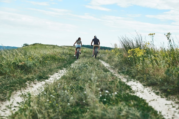 Młoda para jeździ na rowerach fatbike z tyłu