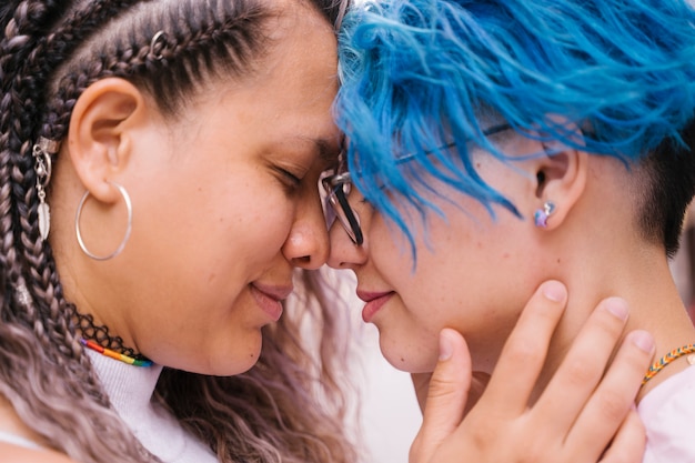 Młoda para lesbijek całuje i okazywania uczuć na ulicy.