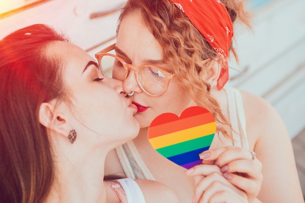 Młoda para lesbijek całuje