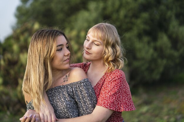 Zdjęcie młoda para lesbijek przytula się na łonie natury