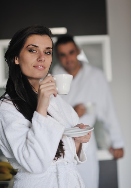 Młoda para miłosna bierze świeżą poranną kawę w nowoczesnym mieszkaniu