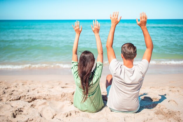 Młoda Para Na Białej Plaży Podczas Wakacji.