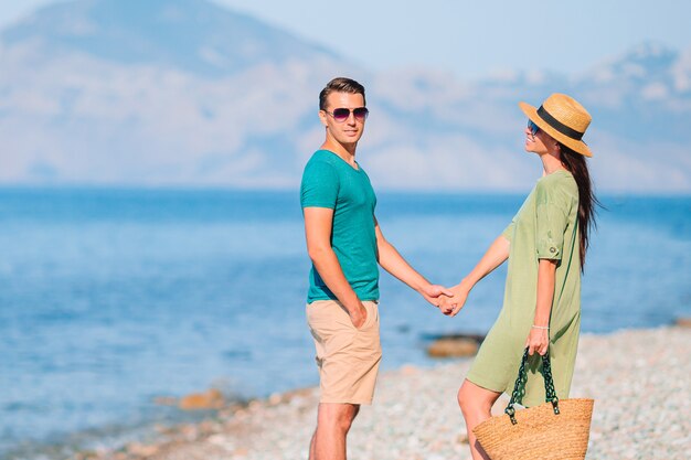 Młoda Para Na Białej Plaży Podczas Wakacji.