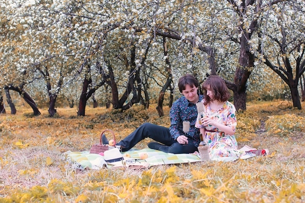 Młoda para na randce w jesiennym parku na świeżym powietrzu