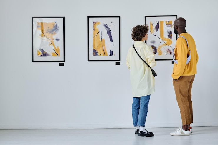 Zdjęcie młoda para odwiedza galerię sztuki