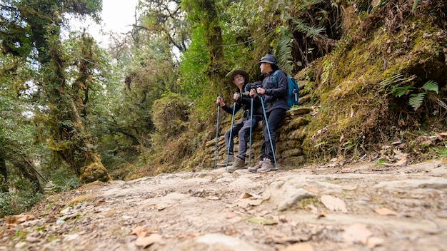 Młoda para podróżujących w punkcie widokowym Poon Hill w Ghorepani Nepalx9