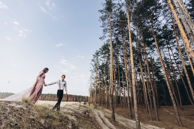 Młoda Para Pozowanie W Przyrodzie