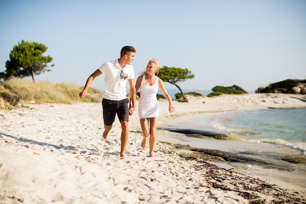 Młoda para relaks na plaży