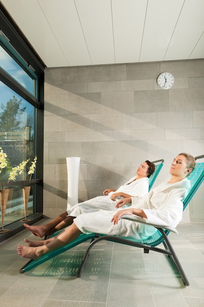 Młoda para relaks w spa wellness