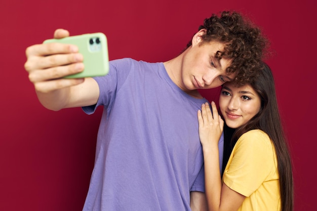 Młoda para robi selfie pozuje przytulić na białym tle